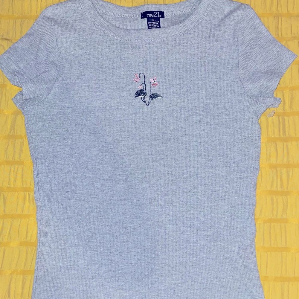 Rue21 gray t-shirt with flower decal